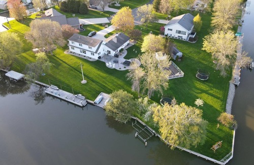 Oshkosh House | Beautiful Waterfront Retreat- Perfect for EAA AirVenture!