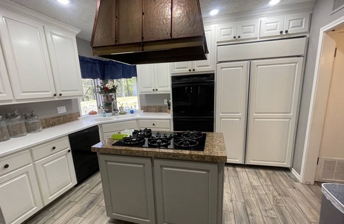 Brookeland Cabin | Beautiful waterfront family getaway!