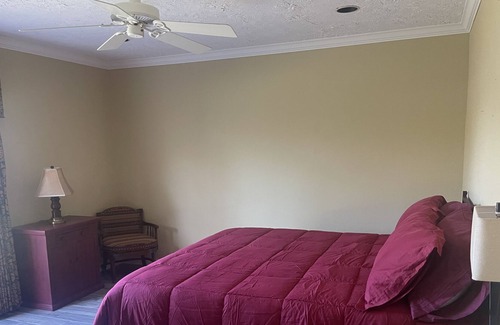 Brookeland Cabin | Beautiful waterfront family getaway!