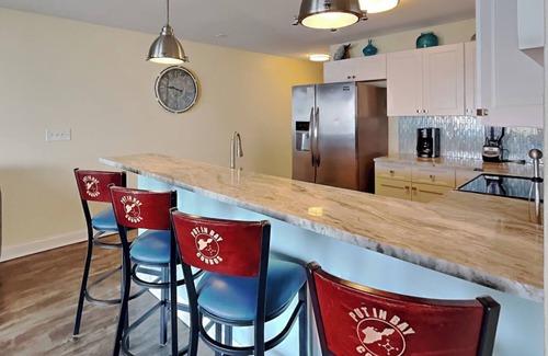 Put-in-Bay Condo | Beautiful Waterfront Put-In-Bay Condo - Lakeside Decks 4BR 3BA -12ppl CON 207