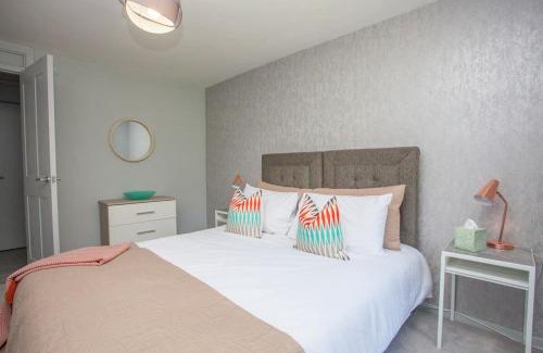 North West Apartment | Beautiful West End Flat with Private Parking