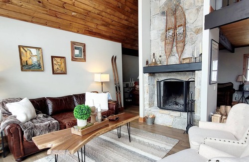 Andover House | Beautiful West-Facing Home with Amazing Mountain & Sunset Views, Fireplace