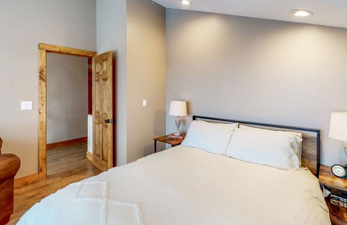 Andover House | Beautiful West-Facing Home with Amazing Mountain & Sunset Views, Fireplace