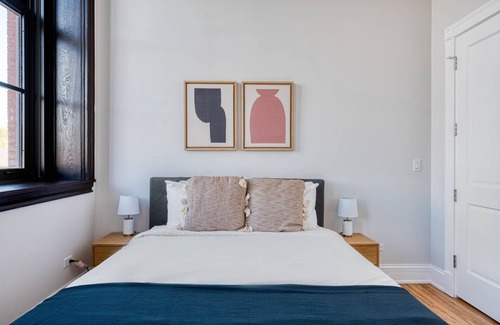 Noble Square Apartment | Beautiful West Town 2BR nr I-90, by Blueground