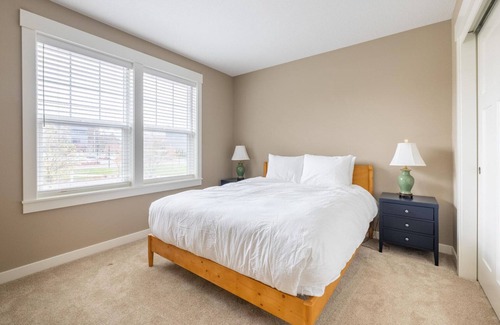 Concordia House | Beautiful Woodlawn 2BR w/Parking, nr Dining & Coffee, by Blueground