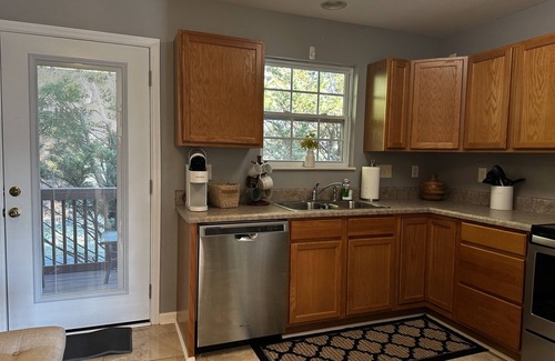 Knoxville Condo | Beautiful1 Bdr, 1.5 Bath Safe, Clean Condo Close to Major Hospitals & Downtown
