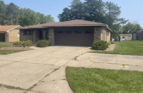 Sterling Heights House | Beautiful10-12 people 6 queen bed 4 bedroom private location