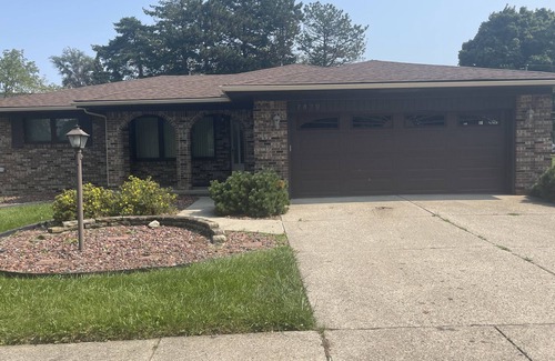 Sterling Heights House | Beautiful10-12 people 6 queen bed 4 bedroom private location
