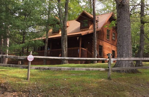 Pigeon Forge Cabin | Beautifull Log Cabin in a peacefull wooded setting, minutes from Pigeon Forge.