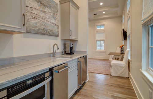 Forest District House | Beautifully Appointed Home In Watercolor with 6 Beach Cruiser Bikes included