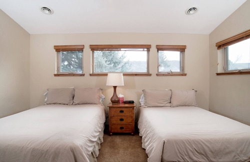 Carbondale House | Beautifully Appointed 5 Bedroom Custom Home, Includes 2 Fly Fishing Badges!