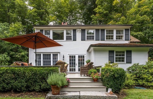 Lakeside House | Beautifully Appointed Riverfront Cottage Close to Bantam and Washington