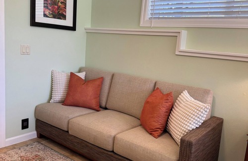 Makawao Cottage | Beautifully Appointed 2-bedroom cottage in Lower Kula with AC, WiFi, & Smart TV