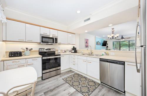 Arcadian Shores Apartment | Beautifully Decorated 2 BR Villa located in exclusive gated community, Sleeps 8!