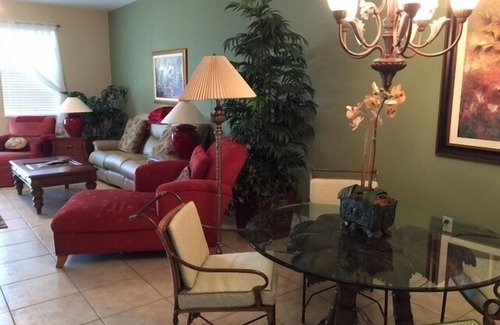Stuart Condo | Beautifully Decorated Condo Located Just .4 Mile from Downtown Stuart
