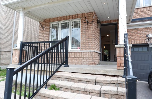 Richmond Hill House | Beautifully Designed Fully Furnished Home In Richmond Hill