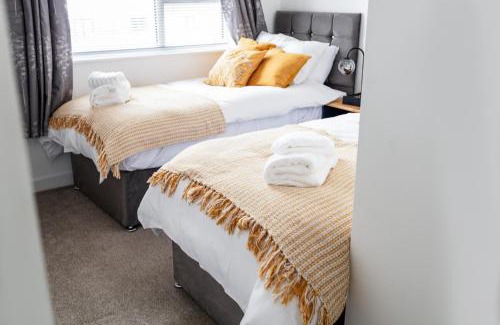 Trafford House | Beautifully Fab 3 bedroom 4 beds New home 8 guests Stretford Trafford