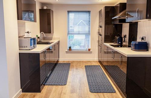 Trafford House | Beautifully Fab 3 bedroom 4 beds New home 8 guests Stretford Trafford