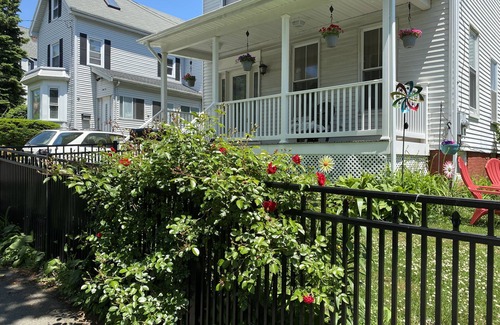 Malden House | Beautifully furnished 3 bedrooms close to Boston Apt up to 5 adults