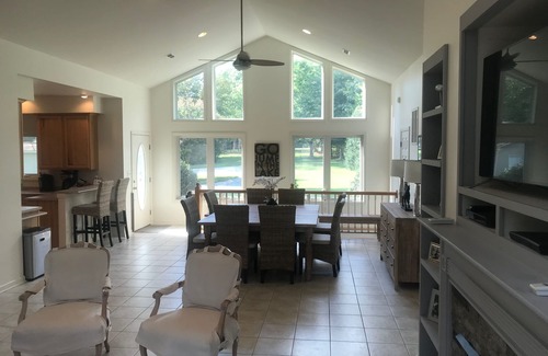 Bracey House | BEAUTIFULLY FURNISHED WATERFRONT HOME NEAR GOLF COURSE, WINERY, & DINING