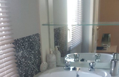 Bacton House | Beautifully peaceful static home one minute from the beach
