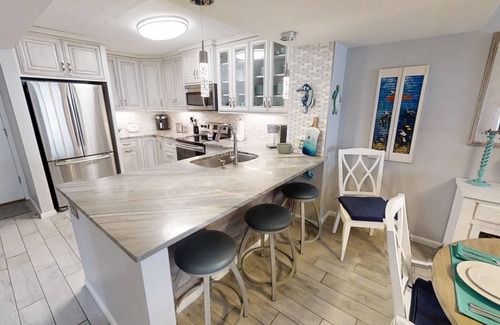 Thomas Drive Condo | Beautifully renovated Master on Gulf Free round of Golf & Activities Daily!
