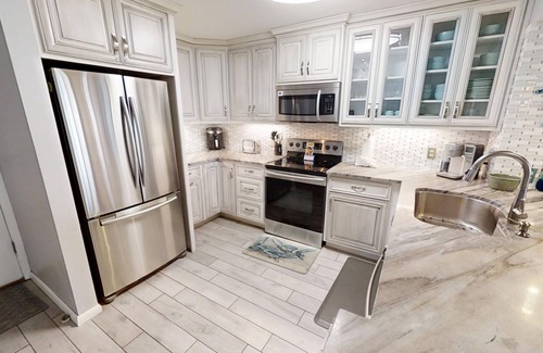 Thomas Drive Condo | Beautifully renovated Master on Gulf Free round of Golf & Activities Daily!