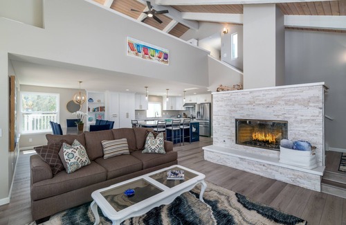 Hollywood House | Beautifully Remodeled Beach Retreat: Steps to Sand & Harbor – Ideal for Families