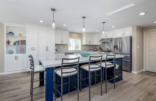 Hollywood House | Beautifully Remodeled Beach Retreat: Steps to Sand & Harbor – Ideal for Families