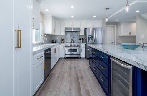 Hollywood House | Beautifully Remodeled Beach Retreat: Steps to Sand & Harbor – Ideal for Families