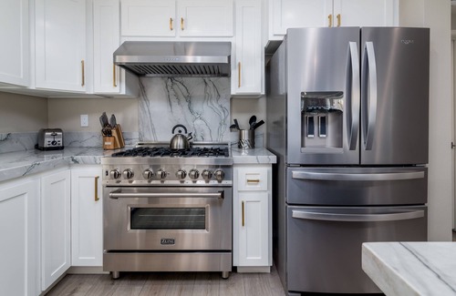 Hollywood House | Beautifully Remodeled Beach Retreat: Steps to Sand & Harbor – Ideal for Families