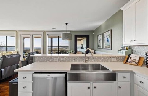 Jonestown Villa | Beautifully REMODELED villa in the hollows/lake Travis/quartz countertops, etc