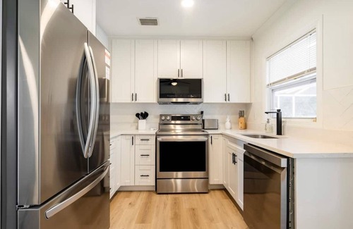 North East Park House | Beautifully Renovated 3BR Pool House in ideal location
