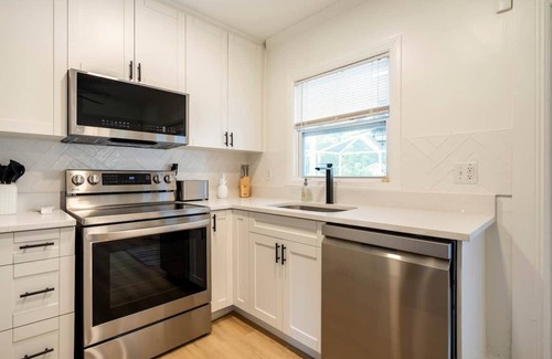 North East Park House | Beautifully Renovated 3BR Pool House in ideal location