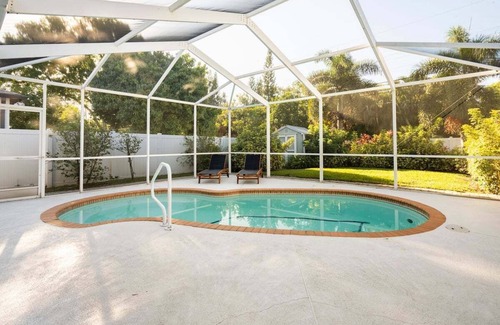 North East Park House | Beautifully Renovated 3BR Pool House in ideal location