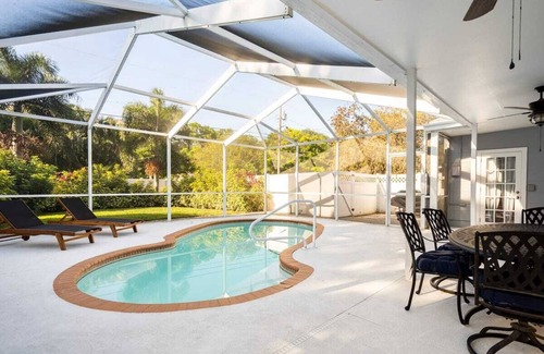 North East Park House | Beautifully Renovated 3BR Pool House in ideal location