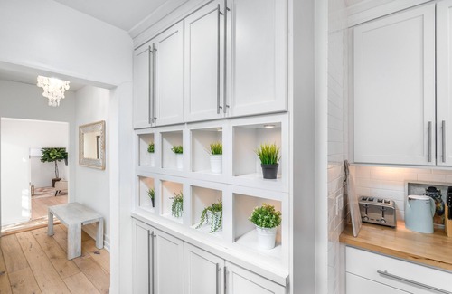 Venice House | Beautifully Renovated 3 BR Venice Beach Craftsman steps to the sand and AK blvd!