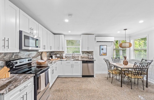 South Beach Hotel | Beautifully Renovated 5 bedroom Vero Beach Beach House with Pool Pet Friendly