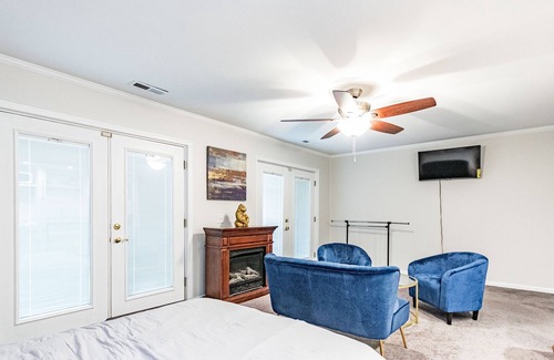 North Raleigh House | Beautifully renovated CHARMER near N Hills w. pool