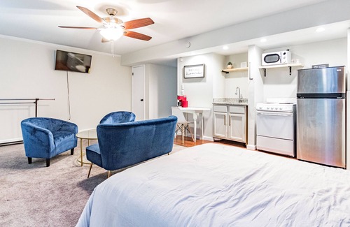 North Raleigh House | Beautifully renovated CHARMER near N Hills w. pool
