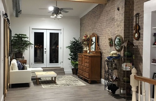 Maysville House | Beautifully renovated unit in the downtown Maysville’s entertainment district
