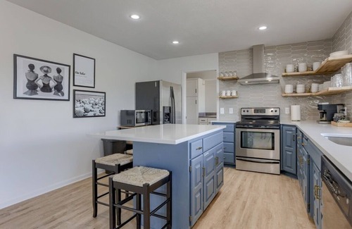 Papillion House | Beautifully renovated lake house - sleeps up to 18!