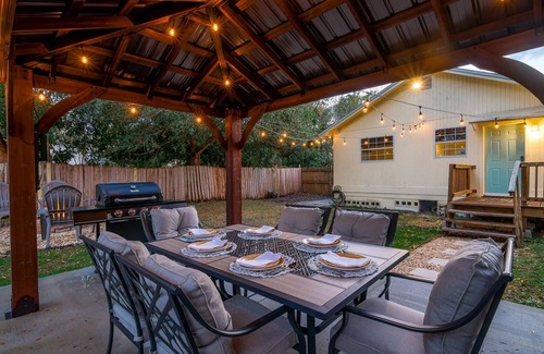 St. Petersburg - Clearwater Cottage | Beautifully restored Cottage -Pet friendly - firepit & gazebo -Centrally located