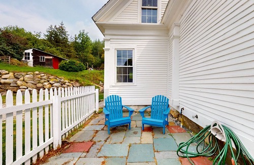Bridgewater House | Beautifully restored 1800s farmhouse near ski slopes & steps from VAST
