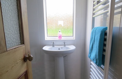 Bangor Cottage | Beautifully Restored 3 Bedroom Cottage. With Broadband near beach. Sleeps 4/5