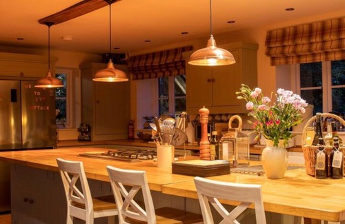 Denton Cottage | Beautifully Restored Tudor Cottage w large garden + Summerhouse. Family & pets!