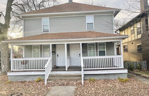 Near Eastside House | Beautifully Updated, Sleeps 7! 10 min to Lucas Oil