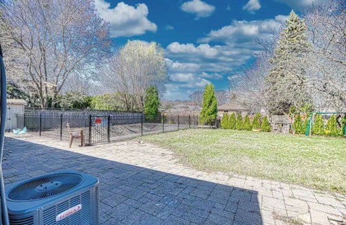Aldershot House | Beautifully Updated Bungalow nUpper Portion