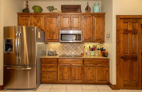 Tool House | Beautifully Updated Family Getaway on Cedar Creek Lake