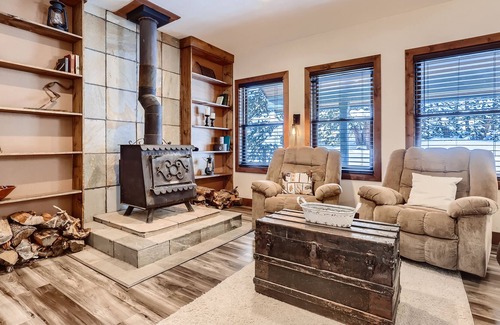 Valley of the Sun House | Beautifully updated home with fireplaces & washer/dryer - dog-friendly